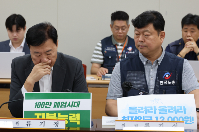 30일 정부세종청사 최저임금위원회에서 열린 제10차 전원회의에서 사용자위원인 류기정 한국경영자총협회(경총) 전무(왼쪽)와 근로자위원인 류기섭 한국노총 사무총장이 참석자들의 발언을 듣고 있다. 내년도 최저임금 의결은 올해도 노사간 견해차로 법정 시한을 넘겼다. 연합뉴스