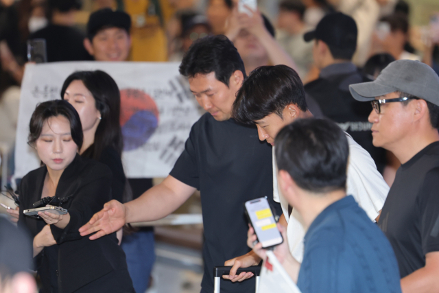 2026 북중미 월드컵을 마친 한국 축구대표팀 손흥민이 1일 인천국제공항 제2여객터미널을 통해 귀국하고 있다. 연합뉴스