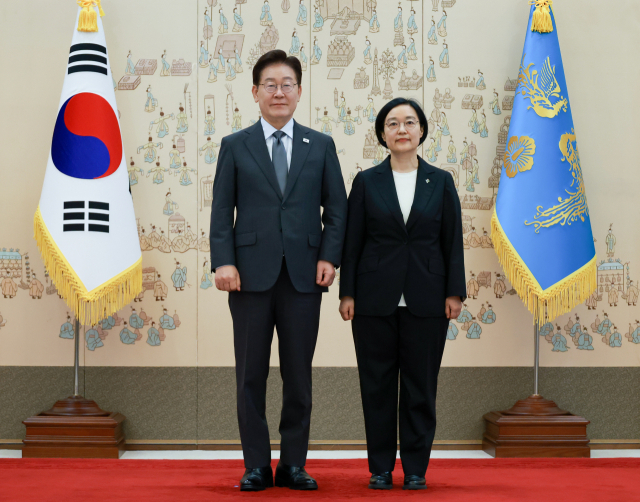 이재명 대통령이 1일 청와대에서 한성숙 국무총리에게 임명장을 수여한 후 기념촬영을 하고 있다. 연합뉴스