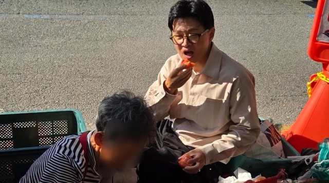 한동훈-찰밥 할머니 재회…시장 바닥서 토마토 먹방