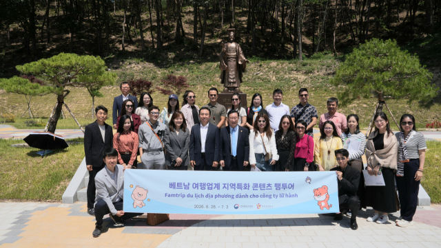 봉화군은 지난달 30일 베트남 여행사와 언론사, 항공사 관계자들로 구성된 팸투어단이 지역 대표 관광지인 K-베트남밸리와 분천산타마을을 찾아 관광자원의 경쟁력과 상품화 가능성을 살펴봤다. 봉화군 제공