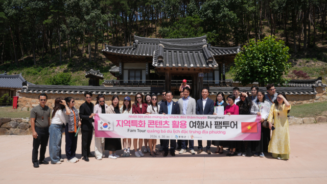 봉화군은 지난달 30일 베트남 여행사와 언론사, 항공사 관계자들로 구성된 팸투어단이 지역 대표 관광지인 K-베트남밸리와 분천산타마을을 찾아 관광자원의 경쟁력과 상품화 가능성을 살펴봤다. 봉화군 제공