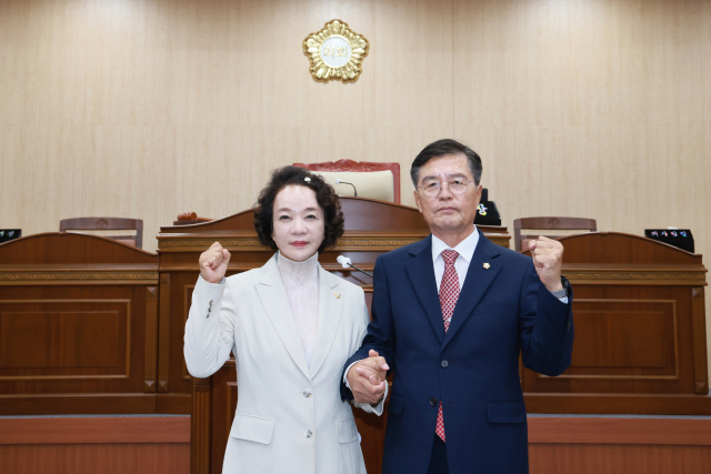1일 열린 청송군의회 제288회 임시회 제1차 본회의에서 심상휴 군의원이 의장으로, 박신영 군의원이 부의장으로 각각 선출됐다. 청송군의회 제공