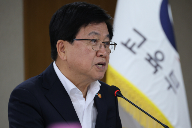 최교진 교육부 장관이 17일 세종시 정부세종청사에서 