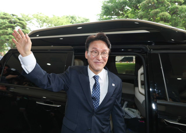 김민석 국무총리가 1일 서울 종로구 정부서울청사에서 이임식을 마친 뒤 정부서울청사를 떠나며 직원들에게 인사하고 있다. 연합뉴스
