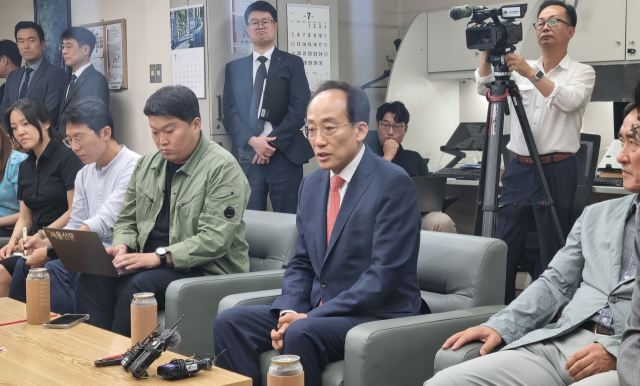 추경호 대구시장이 1일 대구시청 동인청사 기자실을 찾아 취재진의 질문에 답변하고 있다. 이주형 기자