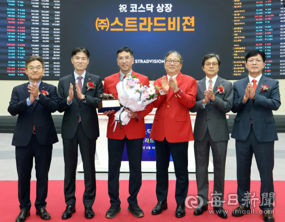 포항TP에 본사를 둔 지역 AI전문기업, 스트라드비젼이 코스닥 상장을 축하하는 기념식을 진행하고 있다. 포항TP 제공