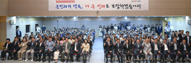재선에 성공한 최재훈 달성군수가 1일 군청에서 직원들과 조촐한 정례조회를 열고 취임식을 대신 했다. 달성군 제공.