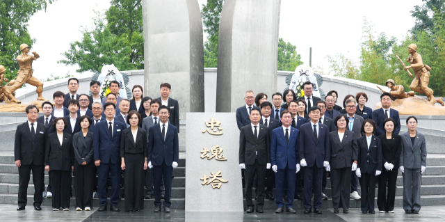 김병삼 제12대 영천시장과 간부 공무원, 제10대 영천시의원 등이 충혼탑 참배 후 기념촬영을 하고 있다. 영천시 제공