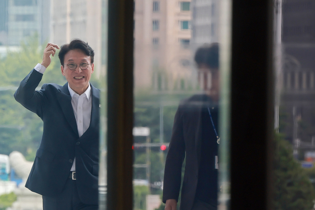 국무총리직에서 퇴임한 더불어민주당 김민석 의원이 1일 국회 본청으로 향하고 있다. 연합뉴스