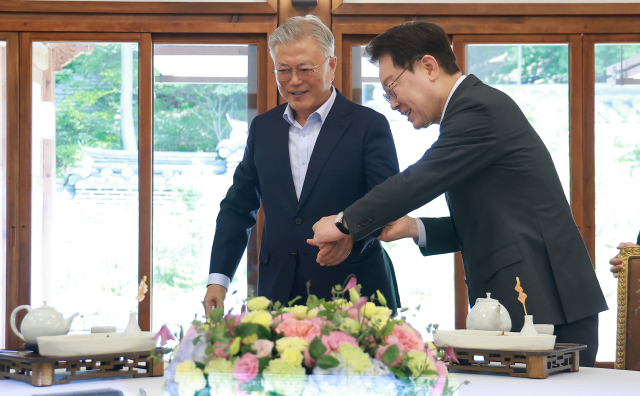 이재명·문재인 청와대 첫 회동…비빔밥 오찬서 '국민·당내 통합' 한목소리