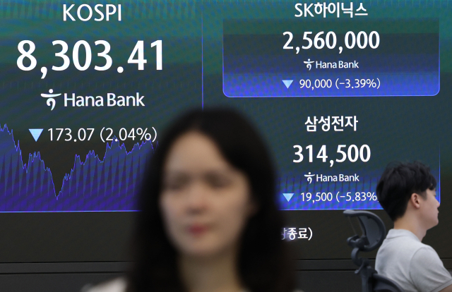 삼성전자와 SK하이닉스가 1일 각각 5%대와 3%대의 낙폭을 보이며 정규장 거래를 종료했다. 서울 중구 하나은행 딜링룸에서 딜러들이 업무를 보고 있다. 연합뉴스