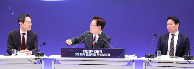 이재명 대통령이 29일 청와대에서 열린 3대 메가프로젝트 국민보고회에서 발언하고 있다. 왼쪽부터 이재용 삼성전자 회장, 이 대통령, 최태원 SK그룹 회장. 연합뉴스