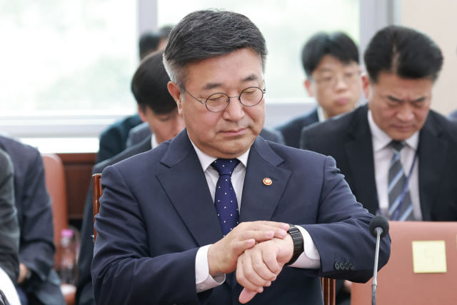 윤호중 행정안전부 장관이 1일 국회에서 열린 