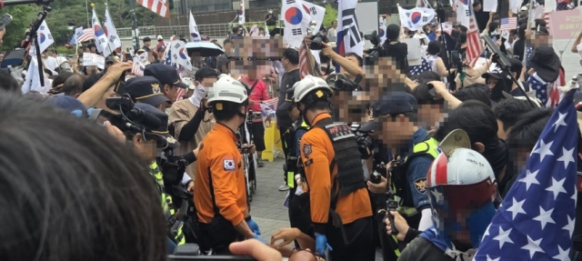 국조특위 방문 앞두고…잠실 개표소 시위 참가자 간 충돌