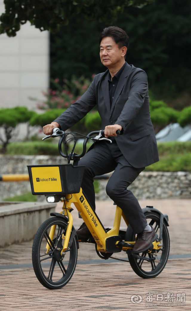 김희철 대구문화예술회관장이 카카오 자전거로 퇴근하고 있다. 시간에 쫓기며 수도권 대형 극장을 누비던 베테랑 프로듀서가 대구에서 삶의 여유를 느끼고 있다. 정운철 기자 woon@imaeil.com