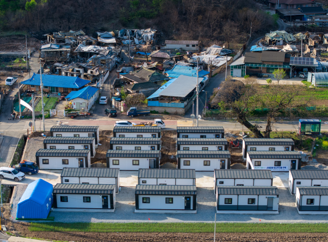 안동시가 지난해 산불 발생 피해로 이재민들을 위한 주거시설로 공급한 선진이동주택이 현행법상 