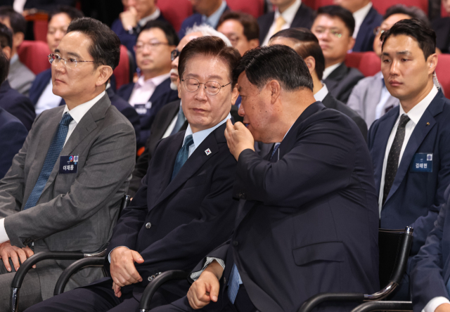 이재명 대통령과 서정진 셀트리온 회장이 2일 충남 아산시에서 열린 충청권 첨단산업 발전비전 국민보고회에서 대화하고 있다. 연합뉴스