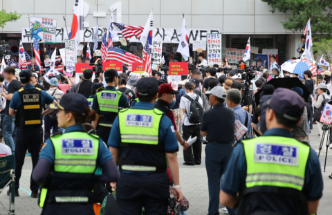 [속보] 국조특위·경찰, 잠실개표소 진입…봉쇄 시위 27일만