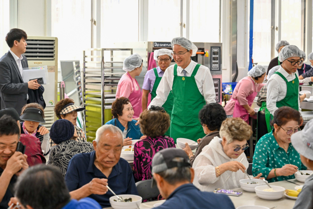 황병직 영주시장이 새마을 회원들과 함께 어르신들께 급식을 전달하고 있다. 영주시 제공