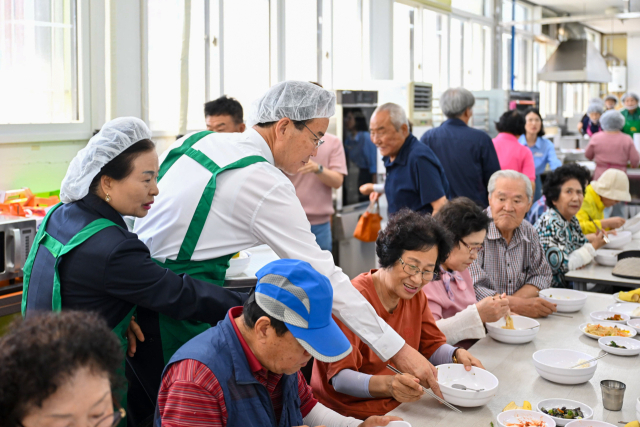 한끼 식사를 제공 받은 어르신들이 맛있게 식사를 하고 있다. 영주시 제공