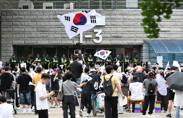 6·3 지방선거 투표지 부족 사태를 규탄하며 재선거를 요구하는 