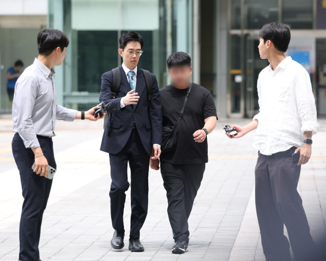 잠실 개표소 봉쇄 집회 첫날 경찰관을 폭행한 혐의를 받는 20대 남성이 2일 서울 송파구 동부지법에서 열린 영장실질심사에 출석하기 위해 법정으로 향하고 있다. 연합뉴스