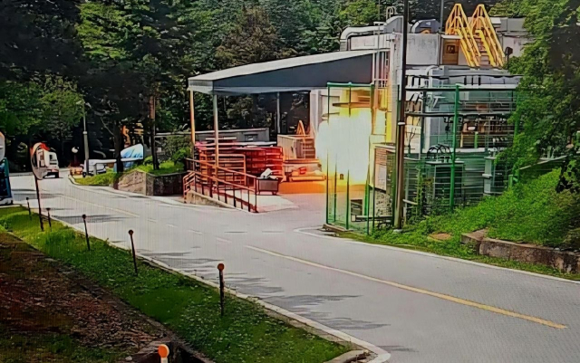 지난 1일 오전 발생한 대전 유성구 한화에어로스페이스 대전사업장 56동 세척실 폭발 순간을 담은 외부 폐쇄회로(CC)TV 영상 캡처 사진. 연합뉴스