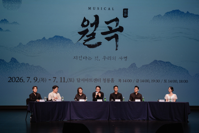 왼쪽부터 혁이 역의 조성민 배우, 음악감독 진주백, 장혜린 연출, 이성욱 달서아트센터 관장, 우배선 역의 이충주 배우, 카게요시 역의 박시원 배우, 월이 역의 박정민 배우. 달서아트센터 제공
