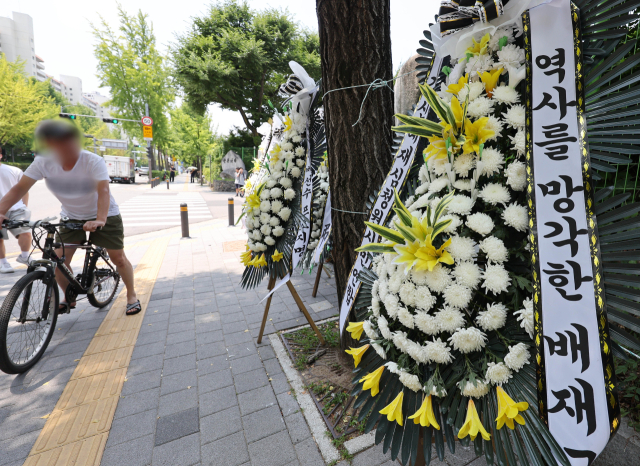 1일 서울 강동구 배재고 앞에 근조화환이 놓여 있다. 배재고 야구부 일부 학생 선수들은 지난달 29일 서울 목동구장에서 광주제일고와 경기 중 