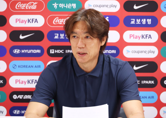 2026 북중미 월드컵에서 32강 진출에 실패한 한국축구국가대표팀의 홍명보 감독이 28일(현지시간) 멕시코 사포판 치바스 바예 베르데에서 기자회견을 하며 사퇴 의사를 밝히고 있다. 연합뉴스