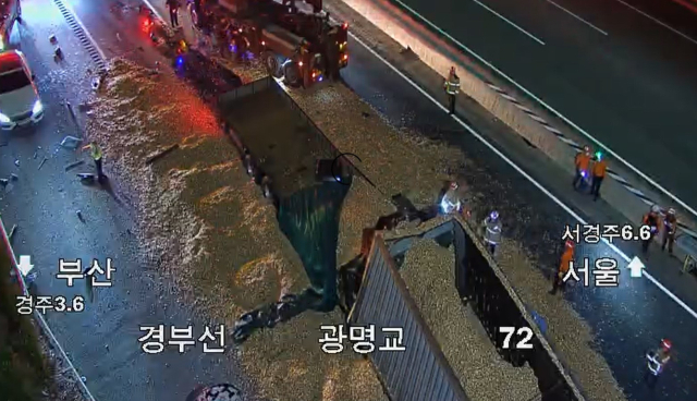 경부고속도로 경주시 광명동 교통 사고 현장. 경북소방본부 제공