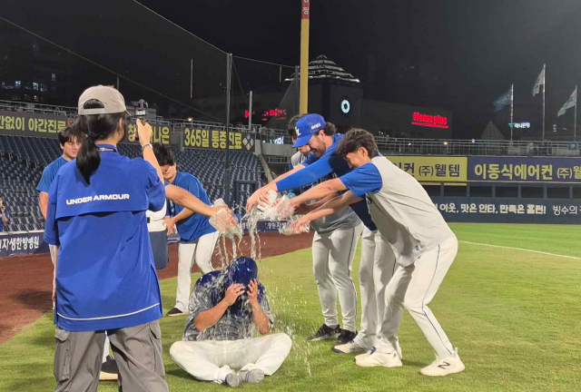 삼성 라이온즈의 김백산이 2일 창원에서 열린 NC 다이노스와의 경기에 선발 등판, 승리투수가 되자 동료 투수들이 축하 물 세례를 퍼붓고 있다. 채정민 기자