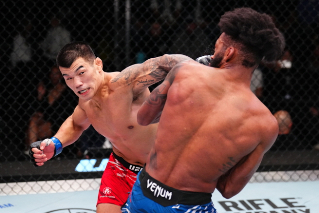 고석현이 필 로와 대결하는 모습. UFC 제공