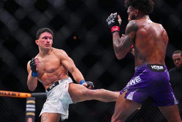 장-폴 레보스노야니와 필 로의 경기 모습. UFC 제공