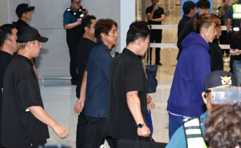 [속보] 홍명보 前감독, 美 LA 도착 확인…취재진 피해 'VIP통로' 이용한듯