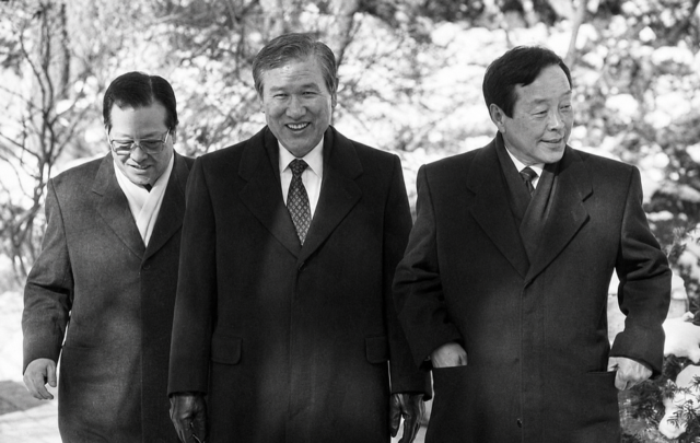 1990년 1월 22일 3당 합당 발표 후 청와대를 나서고 있는 (왼쪽부터)김종필 신민주공화당 총재, 노태우 대통령(민주정의당 총재), 김영삼 통일민주당 총재. 국회보