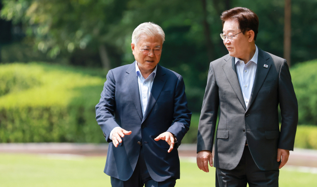 이재명 대통령과 문재인 전 대통령이 지난 7월 1일 청와대에서 대화하며 오찬장인 상춘재로 이동하고 있다. 연합뉴스