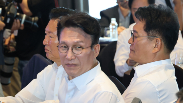 더불어민주당 당권 주자로 꼽히는 (왼쪽부터)정청래 전 더불어민주당 대표와 김민석 전 국무총리, 송영길 국회의원이 지난 7월 3일 서울 용산구 한 호텔에서 열린 더불어민주당 국회의원 워크숍에 참석하고 있다. 연합뉴스