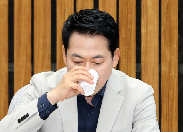 장동혁 국민의힘 대표가 지난 6월 30일 국회에서 열린 부정·무능 선관위 해체 수준의 쇄신 및 재선거 촉구를 위한 6·3 참정권 박탈 사태 청년·대학생 시국 대토론회에서 발언을 마친 뒤 물을 마시며 목을 축이고 있다. 연합뉴스