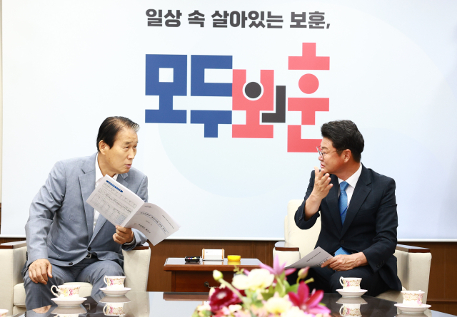 황이주 울진군수(사진 오른쪽)가 권오을 국가보훈부 장관에게 제안 내용을 설명하고 있다. 울진군 제공