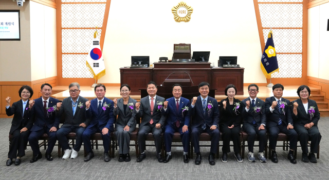 영천시의회가 제10대 전반기 원구성을 완료했다. (왼쪽부터)조상임.윤영한.이영우.이갑균(산업건설위원장).배수예(의회운영위원장).권기한(부의장).하기태(시의장).조창호(윤리특위위원장).김명희.김형락.김상호.최순례(행정문화복지위원장) 의원. 영천시의회 제공