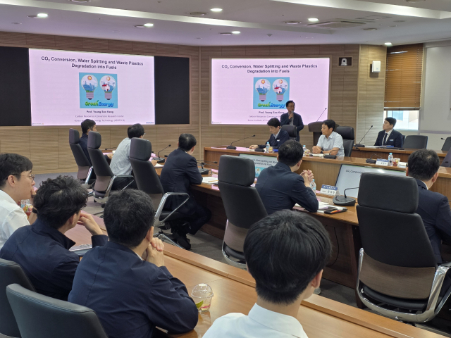 한국남동발전은 지난 2일 한국에너지공대 강영수 교수 초빙 특강을 마련했다. 한국남동발전 제공