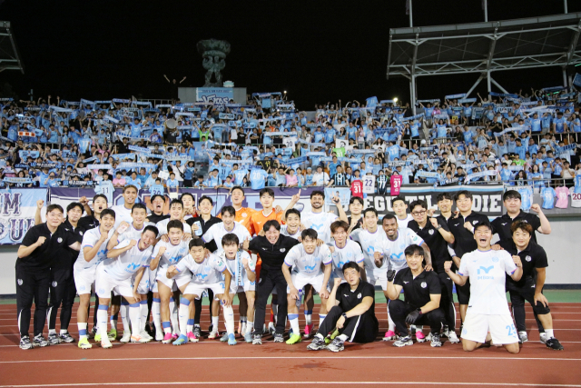 프로축구 K리그2 대구FC 선수들이 지난 4일 충북 청주 종합경기장에서 열린 충북청주FC와의 대결에서 5대1로 승리한 후 대구 팬들과 함께 승리 기념 사진을 찍었다. 대구FC 제공
