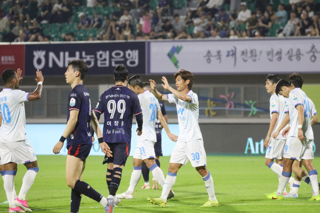 프로축구 K리그2 대구FC 한종무(번호 30)가 지난 4일 충북청주FC와의 경기에서 득점 후 동료 선수들로부터 축하받고 있다. 대구FC 제공