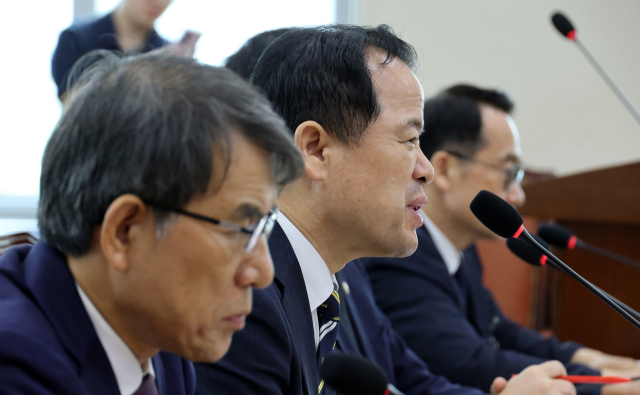 중앙선관위원장 직무대행인 위철환 상임위원과 위원들이 1일 국회에서 열린 