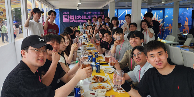 지난 4일 대구 치맥페스티벌 현장에서 대구와 광주 쳥년들이 치킨과 맥주를 즐기고 있다. 대구시 제공