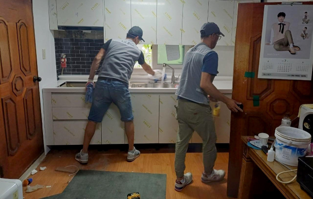 토담회 회원들이 봉사활동을 하고 있는 모습. 토담회 제공