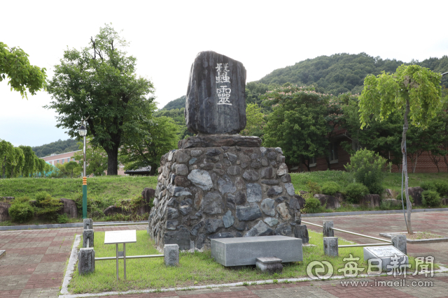 양잠의 고장인 상주 함창읍에 있는 경북도 잠사곤충사업장 잠령탑. 잠령탑은 경북도 잠종장이 1962년 상주시 복룡동으로 옮겨오면서 함께 이전했고, 2013년 상주시 함창읍으로 다시 자리를 옮겼다. 정운철 기자 woon@imaeil.com