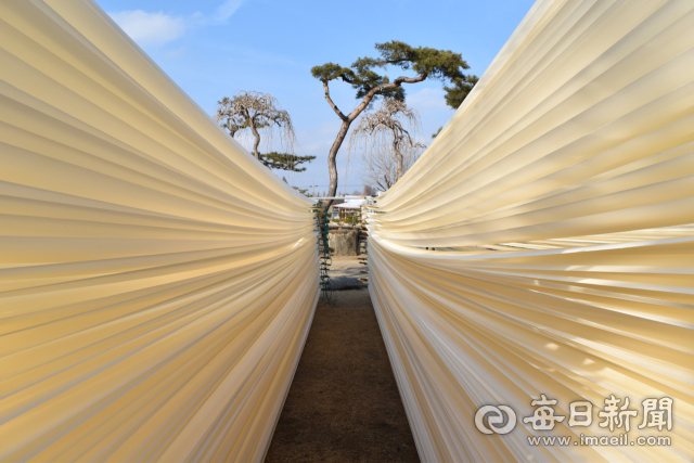 허씨비단 명주 건조장, 정련하여 부드러워진 명주를 건조하고 있는 모습. 허씨 비단 제공